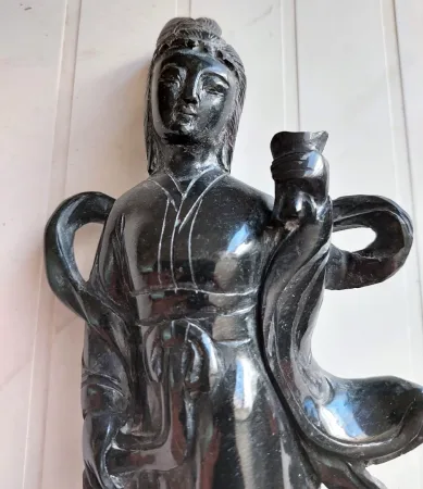 Sculpture chinoise en pierre de lard sur socle en bois début 20eme haut 33.2 cm