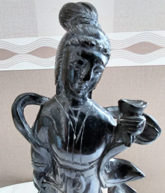 Sculpture chinoise en pierre de lard sur socle en bois début 20eme haut 33.2 cm