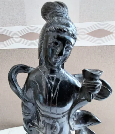 Sculpture chinoise en pierre de lard sur socle en bois début 20eme haut 33.2 cm