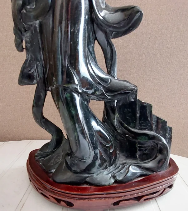 Sculpture chinoise en pierre de lard sur socle en bois début 20eme haut 33.2 cm