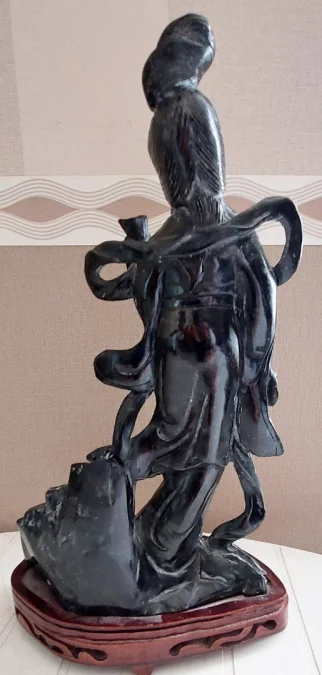 Sculpture chinoise en pierre de lard sur socle en bois début 20eme haut 33.2 cm