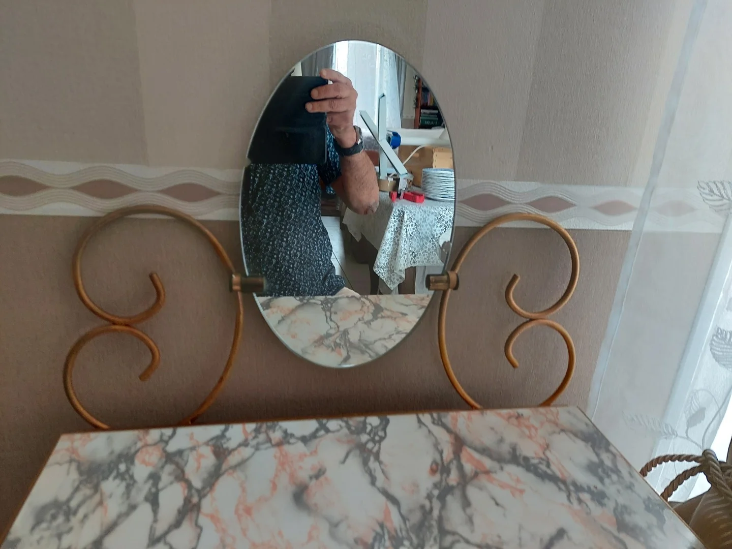 coiffeuse en fer forgé laqué jaune, accompagnée de sa chaise