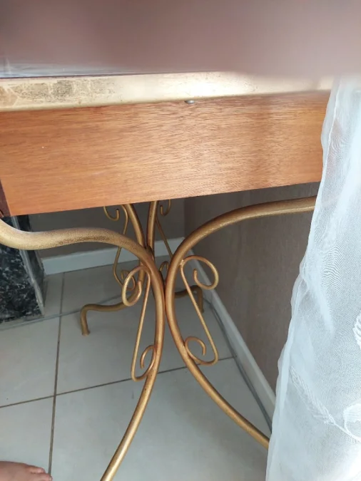 coiffeuse en fer forgé laqué jaune, accompagnée de sa chaise