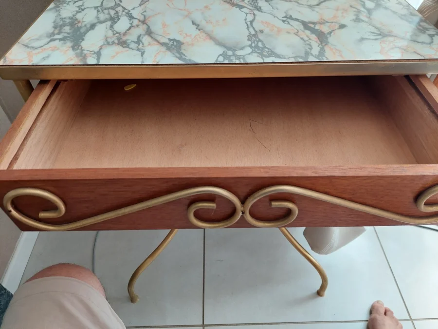 coiffeuse en fer forgé laqué jaune, accompagnée de sa chaise