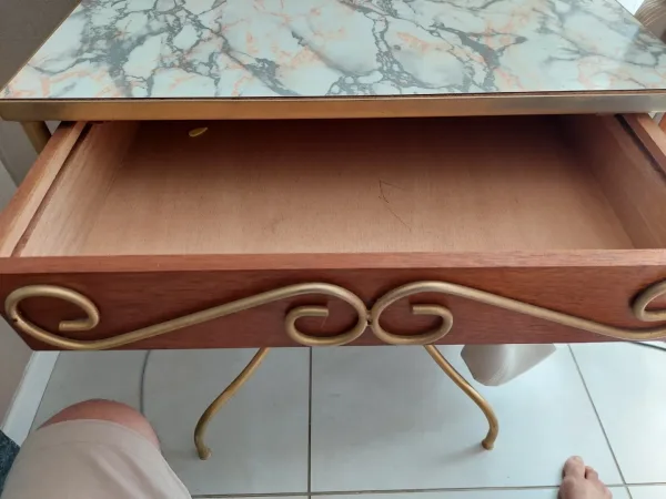 coiffeuse en fer forgé laqué jaune, accompagnée de sa chaise