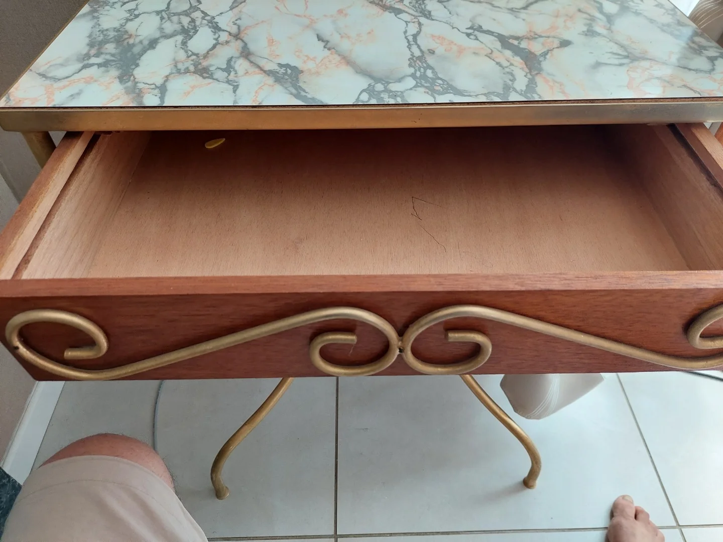 coiffeuse en fer forgé laqué jaune, accompagnée de sa chaise