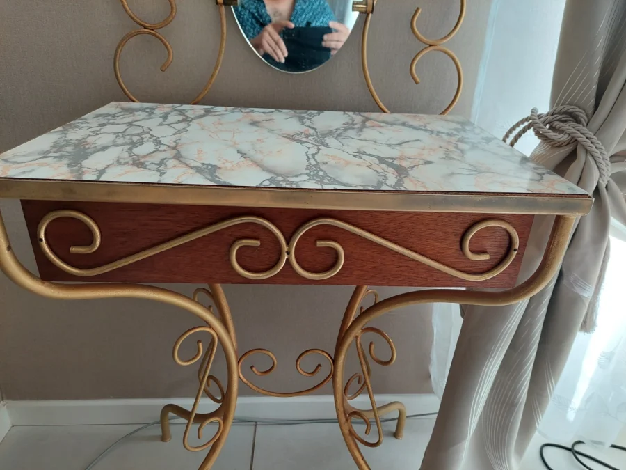 coiffeuse en fer forgé laqué jaune, accompagnée de sa chaise