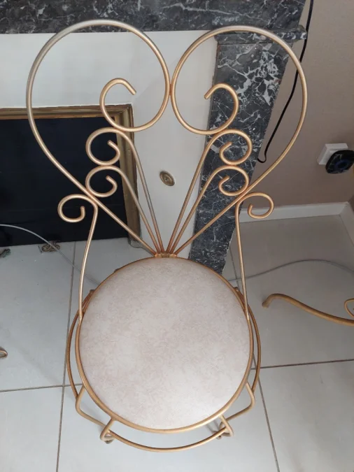 coiffeuse en fer forgé laqué jaune, accompagnée de sa chaise