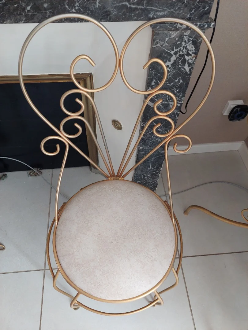 coiffeuse en fer forgé laqué jaune, accompagnée de sa chaise