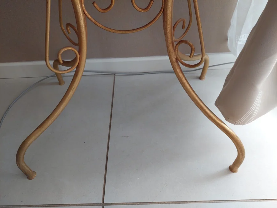 coiffeuse en fer forgé laqué jaune, accompagnée de sa chaise