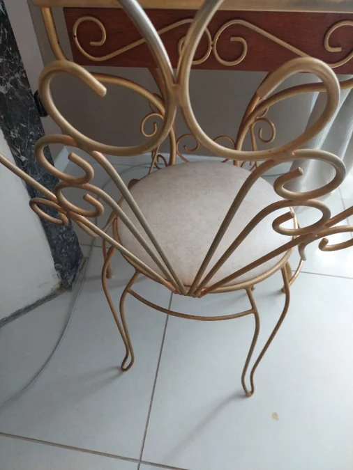 coiffeuse en fer forgé laqué jaune, accompagnée de sa chaise