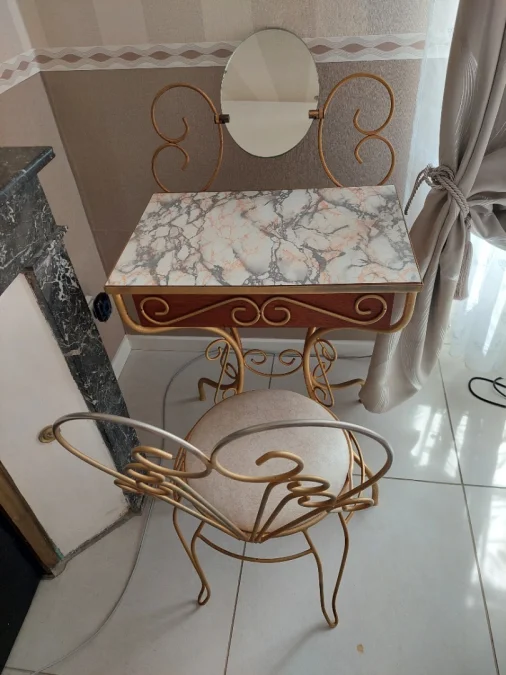 coiffeuse en fer forgé laqué jaune, accompagnée de sa chaise