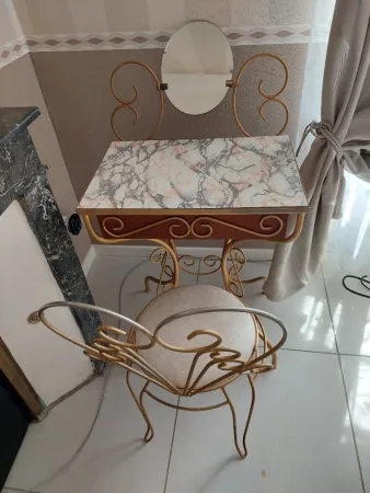 coiffeuse en fer forgé laqué jaune, accompagnée de sa chaise