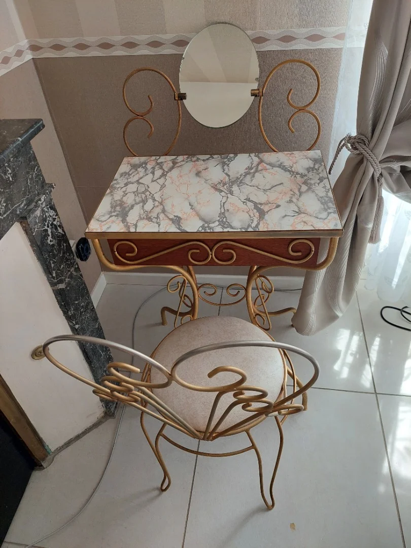 coiffeuse en fer forgé laqué jaune, accompagnée de sa chaise