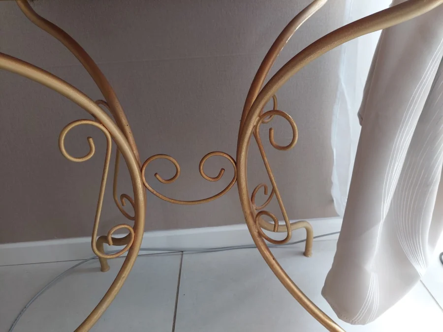coiffeuse en fer forgé laqué jaune, accompagnée de sa chaise