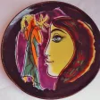 Yves NEVEU (XX ème)Vallauris Assiette en céramique émaillée décor visage de femme diam 22.3 cm