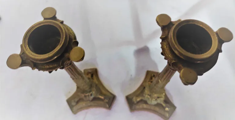 Paire de bougeoirs style louis XVI en bronze patine brune