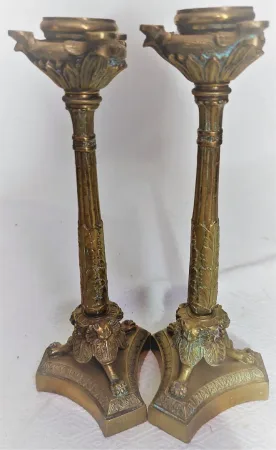 Paire de bougeoirs style louis XVI en bronze patine brune