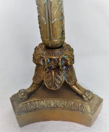 Paire de bougeoirs style louis XVI en bronze patine brune