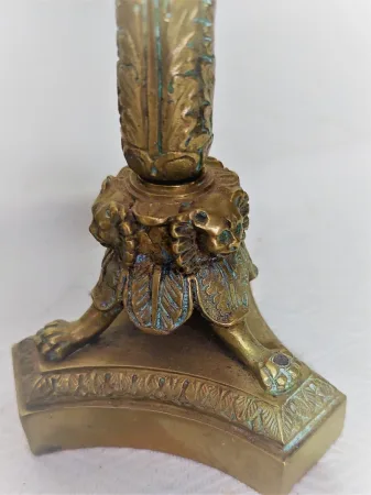 Paire de bougeoirs style louis XVI en bronze patine brune
