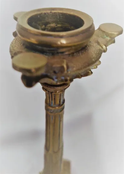 Paire de bougeoirs style louis XVI en bronze patine brune