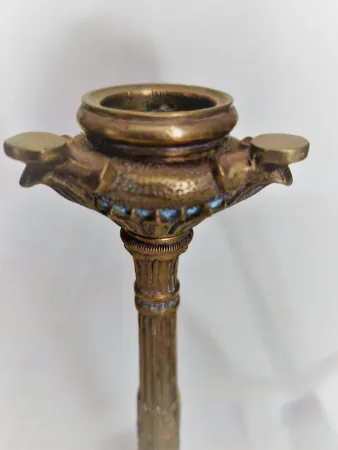Paire de bougeoirs style louis XVI en bronze patine brune