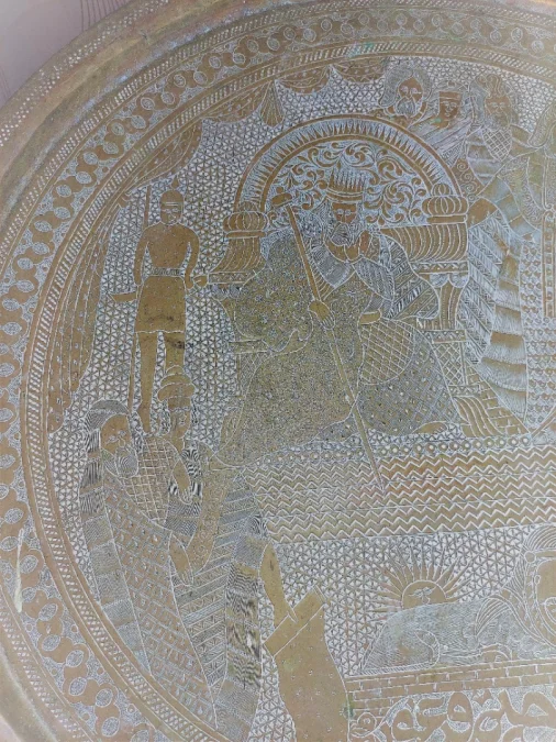 Grand plateau en laiton gravé décor Egyptien début XXème diam 62 cm