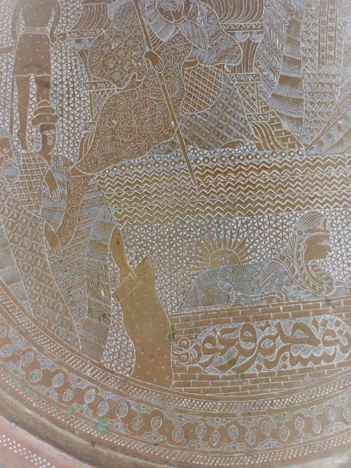 Grand plateau en laiton gravé décor Egyptien début XXème diam 62 cm