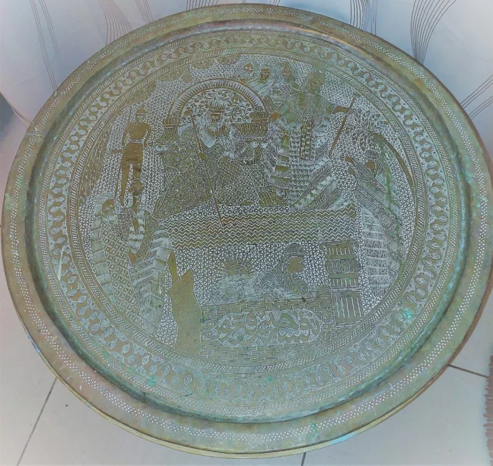 Grand plateau en laiton gravé décor Egyptien début XXème diam 62 cm