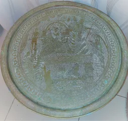 Grand plateau en laiton gravé décor Egyptien début XXème diam 62 cm
