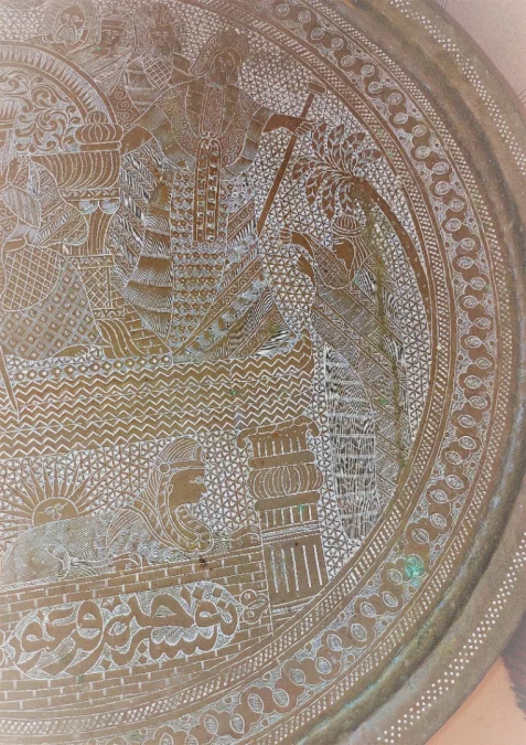 Grand plateau en laiton gravé décor Egyptien début XXème diam 62 cm