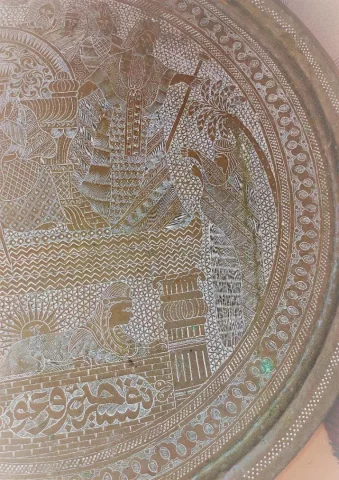 Grand plateau en laiton gravé décor Egyptien début XXème diam 62 cm