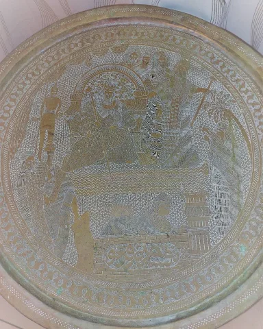 Grand plateau en laiton gravé décor Egyptien début XXème diam 62 cm