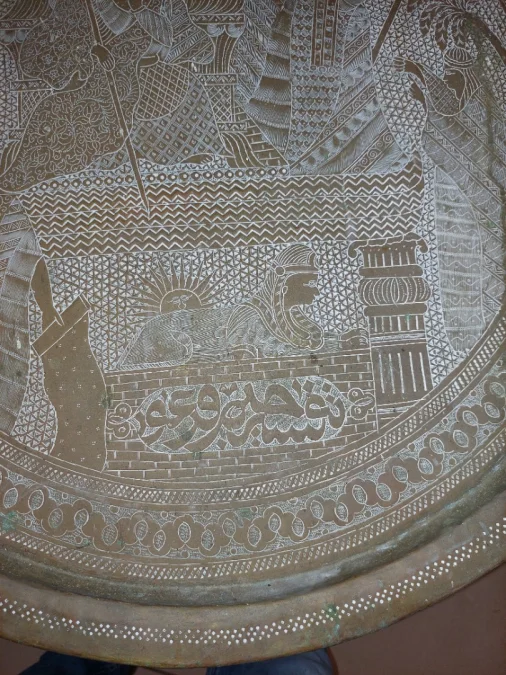 Grand plateau en laiton gravé décor Egyptien début XXème diam 62 cm