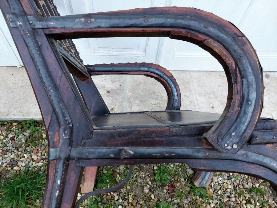 Fauteuil Marocain de mariage avec cuir clouter et laiton sur bois 19eme siecle
