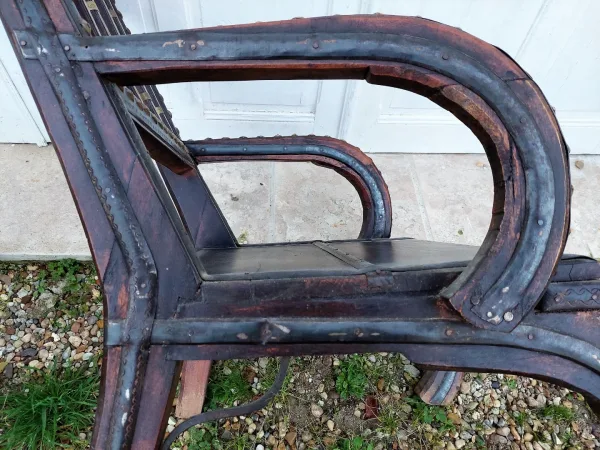 Fauteuil Marocain de mariage avec cuir clouter et laiton sur bois 19eme siecle