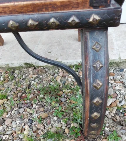 Fauteuil Marocain de mariage avec cuir clouter et laiton sur bois 19eme siecle