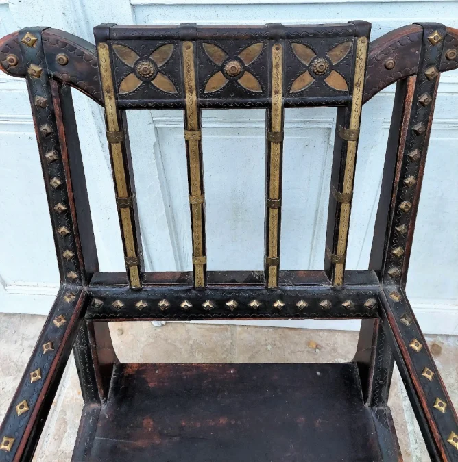 Fauteuil Marocain de mariage avec cuir clouter et laiton sur bois 19eme siecle