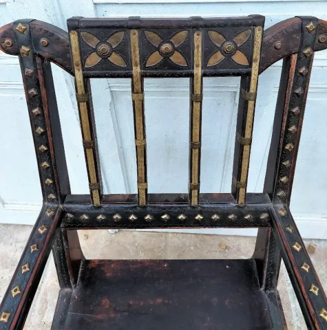 Fauteuil Marocain de mariage avec cuir clouter et laiton sur bois 19eme siecle