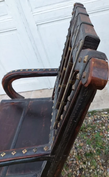 Fauteuil Marocain de mariage avec cuir clouter et laiton sur bois 19eme siecle