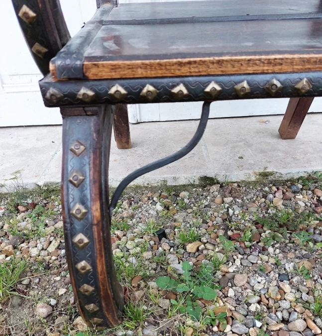 Fauteuil Marocain de mariage avec cuir clouter et laiton sur bois 19eme siecle