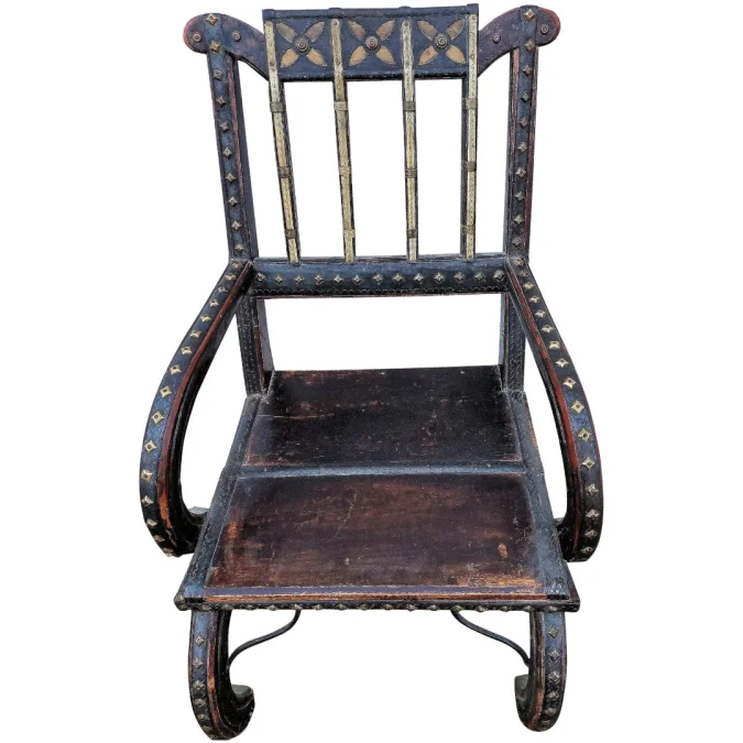 Fauteuil Marocain de mariage avec cuir clouter et laiton sur bois 19eme siecle