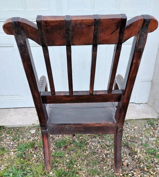 Fauteuil Marocain de mariage avec cuir clouter et laiton sur bois 19eme siecle