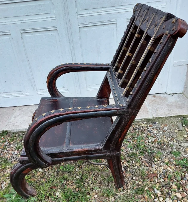 Fauteuil Marocain de mariage avec cuir clouter et laiton sur bois 19eme siecle