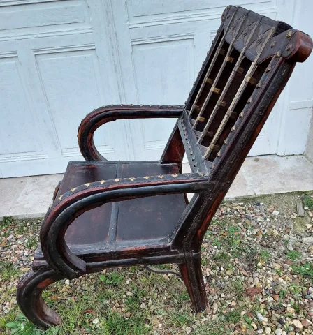 Fauteuil Marocain de mariage avec cuir clouter et laiton sur bois 19eme siecle