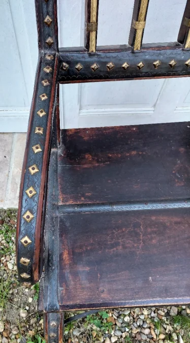 Fauteuil Marocain de mariage avec cuir clouter et laiton sur bois 19eme siecle