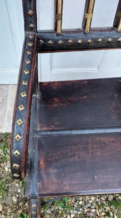 Fauteuil Marocain de mariage avec cuir clouter et laiton sur bois 19eme siecle