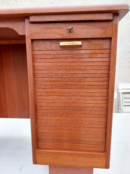 Bureau plat a rideau style Scandinave en teck année 60 larg 93 prof 53 haut 77cm