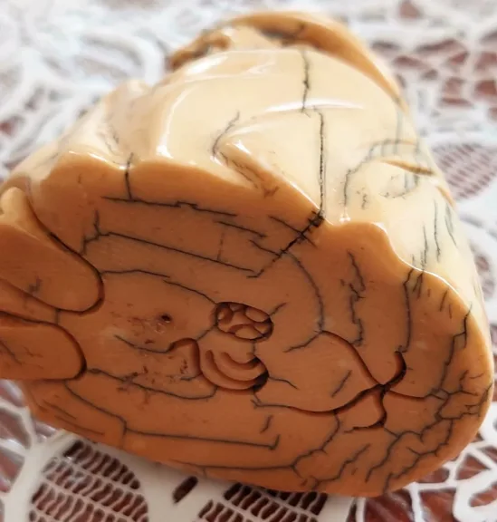 sculptures en miniature ou Netsuke en ivoire d'un vieux japonais fin 19ème