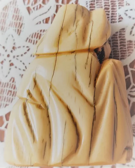 sculptures en miniature ou Netsuke en ivoire d'un vieux japonais fin 19ème